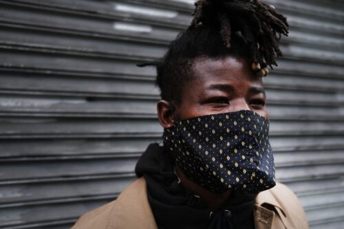 XSF4QSISWMNDQQISUHL7ULMCF4 A man pauses with his homemade face mask in New York.SPENCER PLATT/GETTY