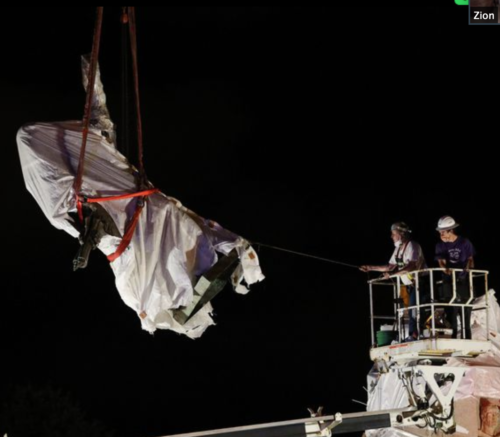 Workers remove Christopher Columbus statue from Chicago's Grant Park in the early morning hours of July 24, 2020. (Armando L. Sanchez/Chicago Tribune)