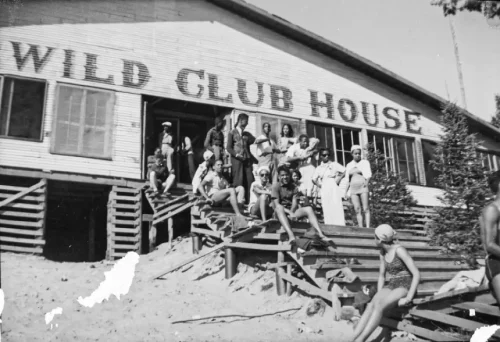 Black vacationers pose for the camera. (Getty Images)