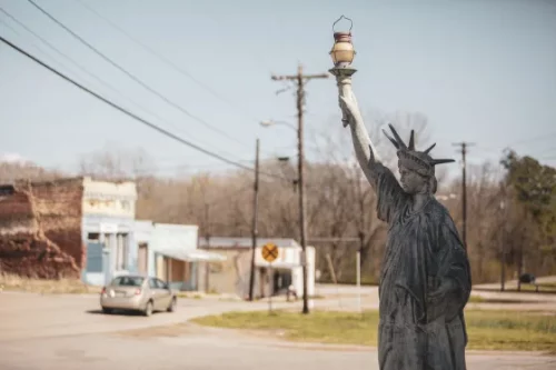 220405-mason-tennessee-mn-1636-51937f An imitation of the Statue of Liberty in Mason, a city that fought back against the Tennessee comptroller (Andrea Morales/NBC News)