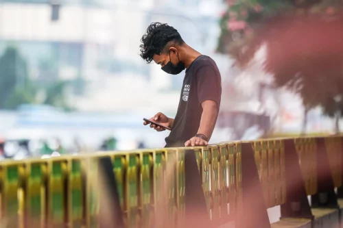 220727-instagram-survey-mjf-1305-59789e Black man on phone