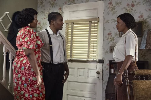220826-Lea-Robinson-2-al-0941-29fc00 Lea Robinson, center, in Amazon's 'A League of Their Own'. (Amazon Studios)