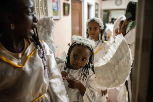 Girls playing the role of angels waiting their turn to join the Christmas procession. ( Jaír F. Coll)