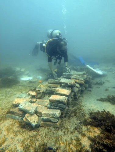 david-gregory-og-mursten-pa-havbund-foto-jakob-olling Marine archaeologist and research professor David Gregory from the National Museum of Denmark at piled bricks on the seabed in Costa Rica.
(Jakob Olling/The National Museum of Denmark)