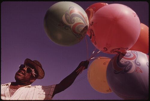 BLACK_BALLOON_SALESMAN_ON_SOUTH_SIDE_CHICAGO'S_47TH_STREET_MANY_OF_THE_CITY'S_BLACK_BUSINESS_OWNERS_STARTED_WITH..._-_NARA_-_556217