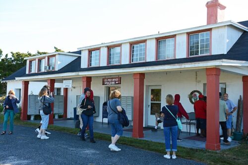 Hog_Hammock_store_and_Post_Office,_Sapelo_Island,_GA,_US People in front of a building housing the Hogg Hammock store and Post Office in Hogg Hammock
