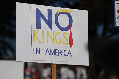 No_Kings_Protest_Concord,_Massachusetts_October_18,_2025_a_12 Sign saying No Kings in America